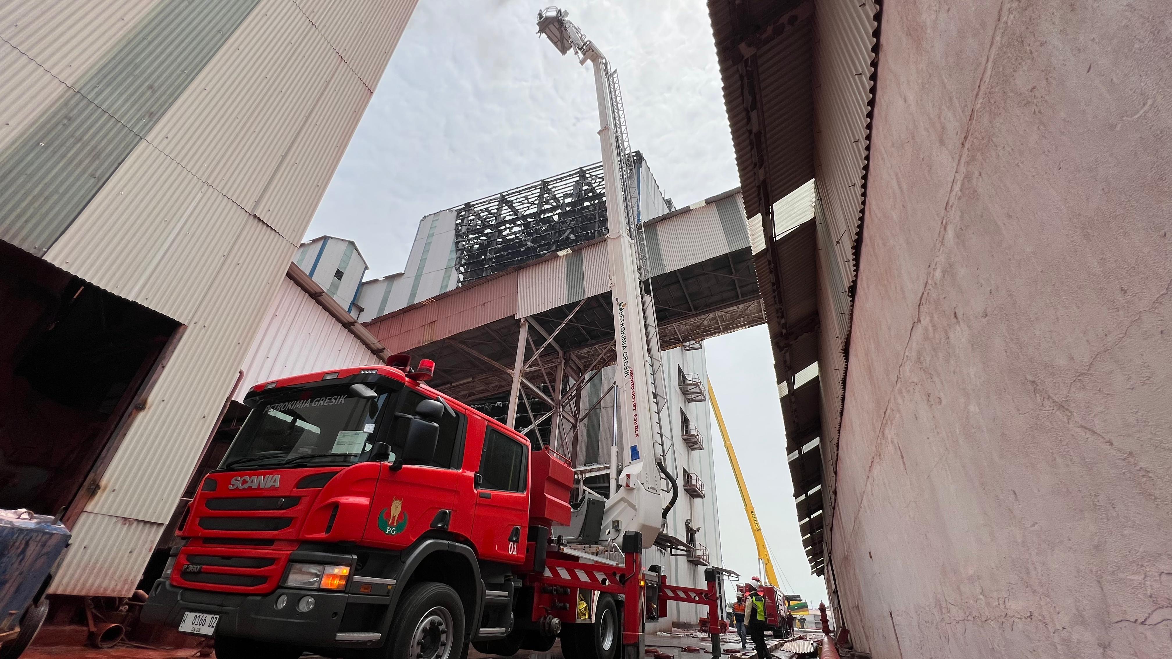Tim pemadam kebakaran Petrokimia Gresik memadamkan kebakaran di pabrik. (Istimewa) - Image