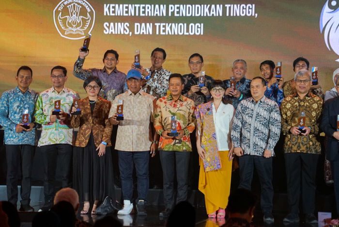 GEMILANG: Rektor Unesa Cak Hasan bersama penerima penghargaan lainnya pose bersama Wamendiktisaintek, Stella Christie dan jajarannya dalam awarding Anugerah Diktisaintek 2024. (Istimewa) - Image