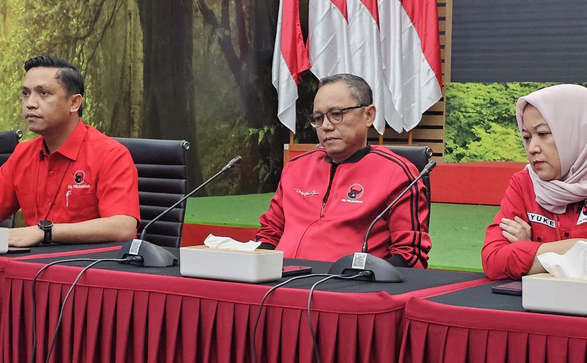 DPP PDI Perjuangan menggelar konferensi pers di kantor DPP PDIP Jalan Diponegoro, Jakarta Pusat, Jumat (13/12) malam, terkait dugaan keributan di KPUD Paniai. (Muhammad Ridwan/JawaPos.com) - Image