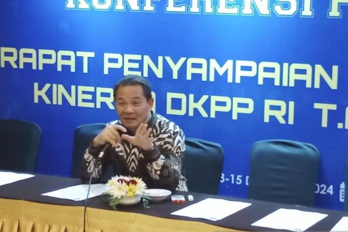 Ketua DKPP Heddy Lugito memberikan keterangan pers terkait Laporan Kinerja DKPP Tahun 2024, di Jogjakarta, Jumat (13/12) malam. (Luqman Hakim/Antara) - Image