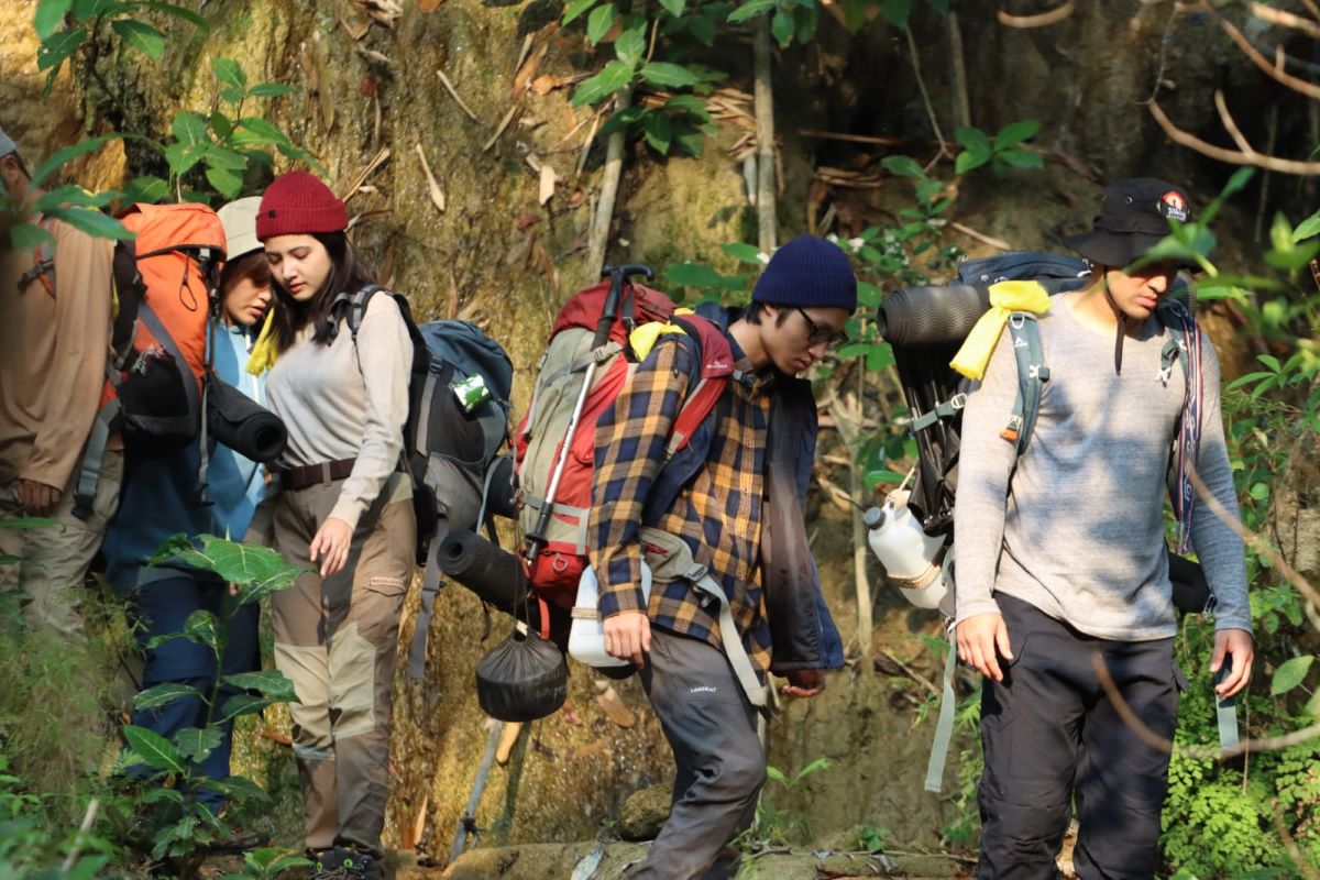 Bulan Sutena kembali menunjukkan kemampuan beraktingnya di film Eva Pendakian Terakhir tentang pendakian gunung. (Istimewa) - Image