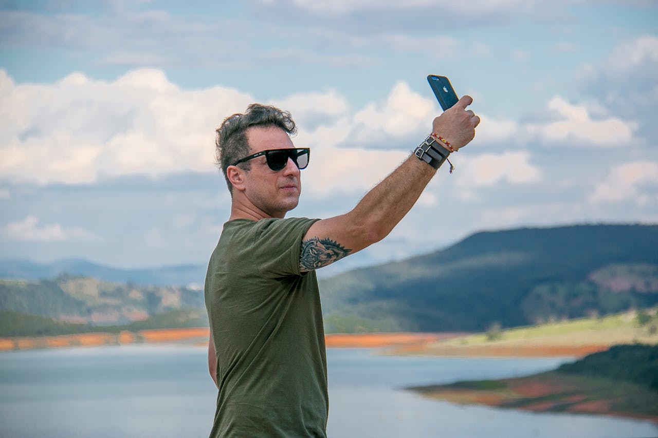 Ilustrasi pria yang sedang foto selfie. - Image