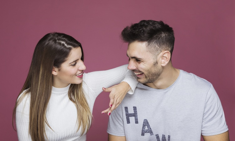 8 ciri perempuan menyukai anda (freepik) - Image
