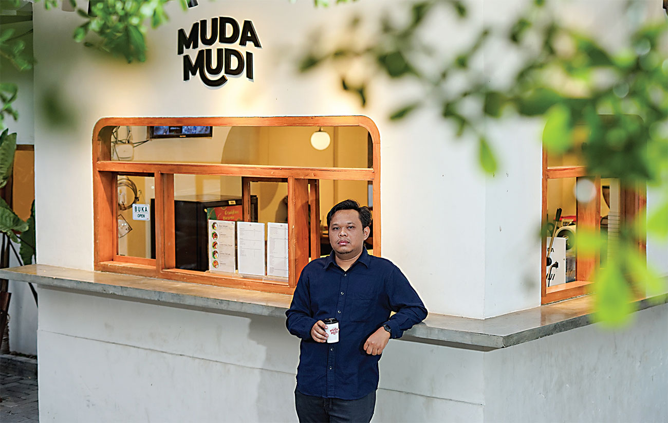 BERAWAL DARI KOMUNITAS: Ghofuur Eka di gerai Toko Kopi Muda Mudi yang mengambil segmen premium. (DOK. GHOFUUR EKA) - Image
