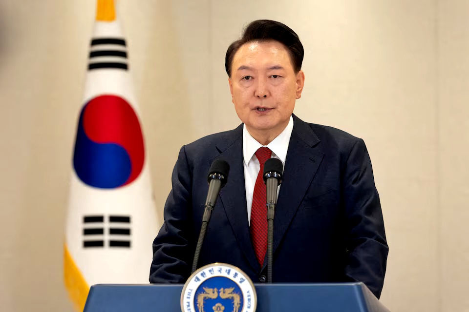 Presiden Korea Selatan Yoon Suk Yeol menyampaikan pidato kenegaraan di Kantor Kepresidenan, Seoul, Korea Selatan, pada Kamis (12/12). Presiden Yoon resmi dimakzulkan oleh Parlemen Korsel. (Reuters) - Image