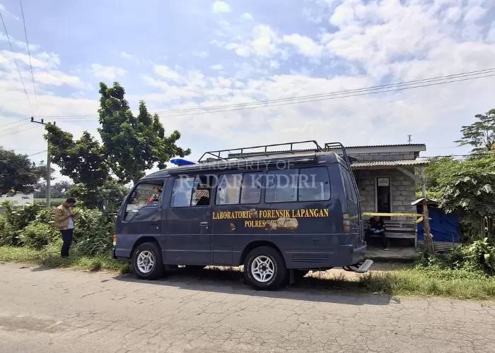 TRAGIS: Rumah yang jadi tempat kejadian perkara percobaan bunuh diri satu keluarga di Manggis, Ngancar, Kabupaten Kediri. (FOTO: ASAD MS/Jawa Pos Radar Kediri) - Image