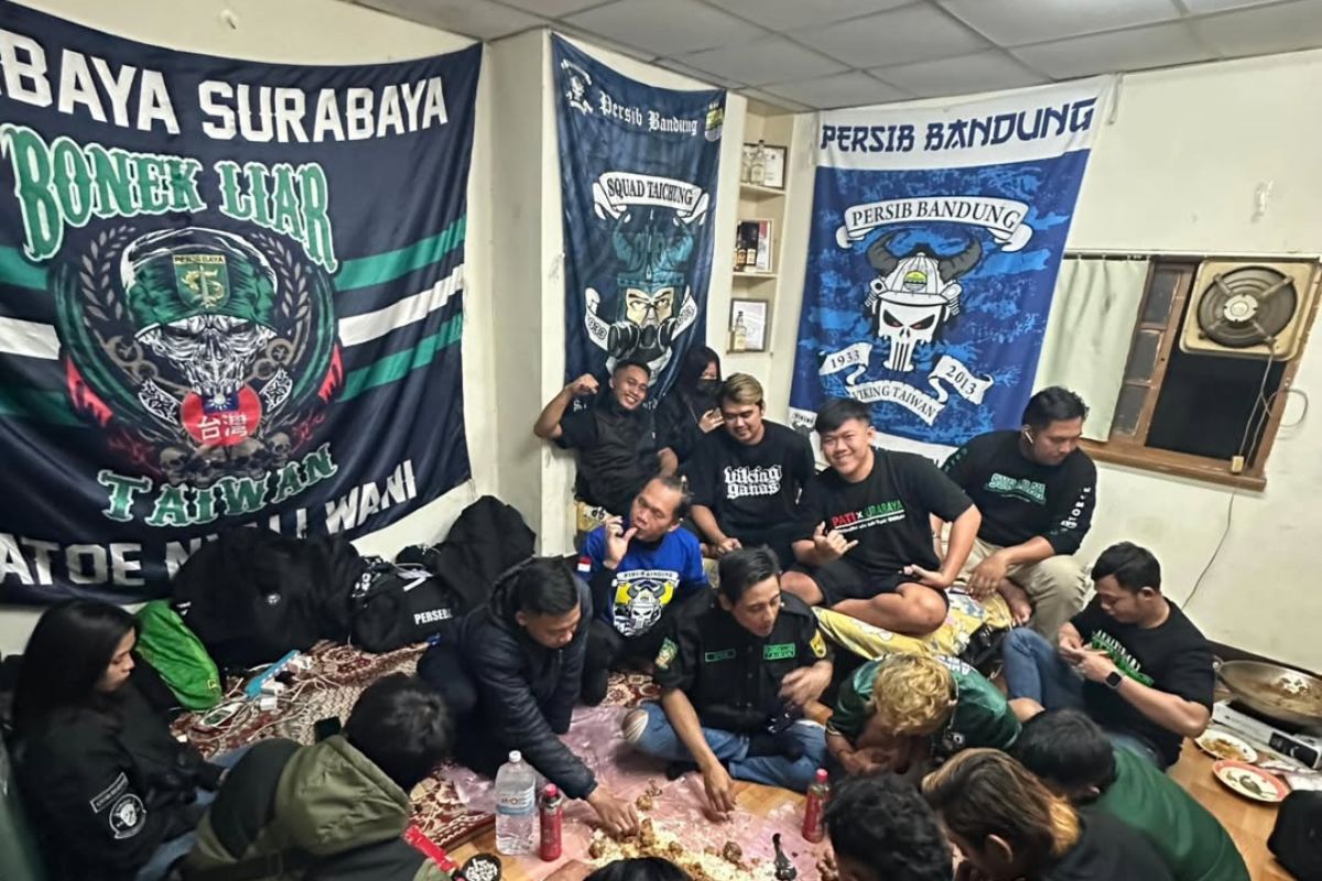 Momen silaturahmi dan makan bersama Bonek dan Bobotoh Taiwan di perantauan. (Instagram @vikingsurabaya.id) - Image