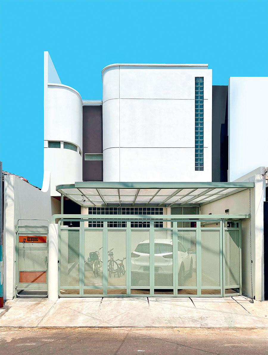 ELEMEN KURVA: Fasad memadukan lengkungan dan garis dengan atap datar. Penggunaan glass block sekaligus untuk sirkulasi cahaya. (Dokumentasi Saka Studio)