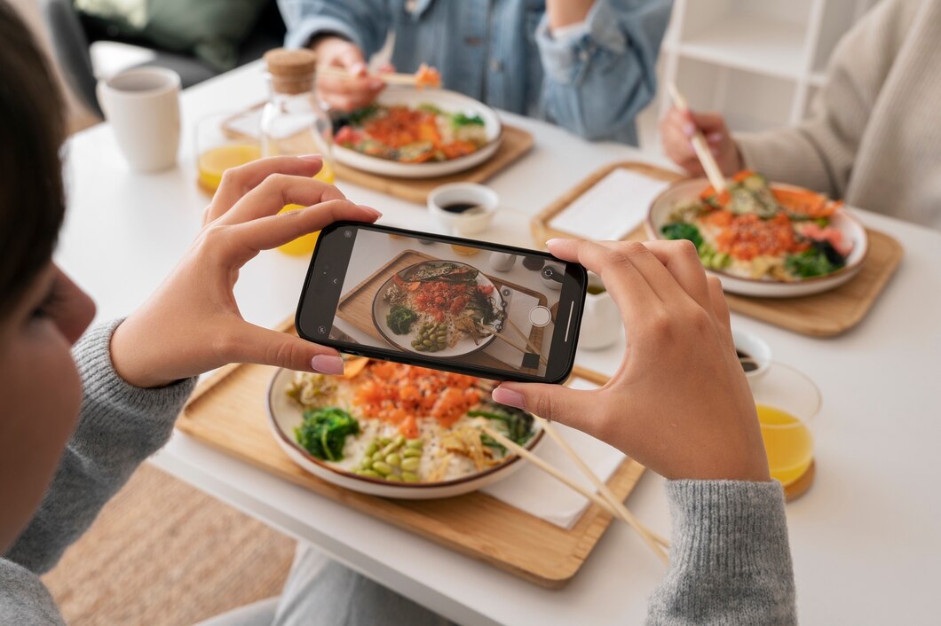Ilustrasi memfoto makanan sebelum menyantapnya (Freepik) - Image