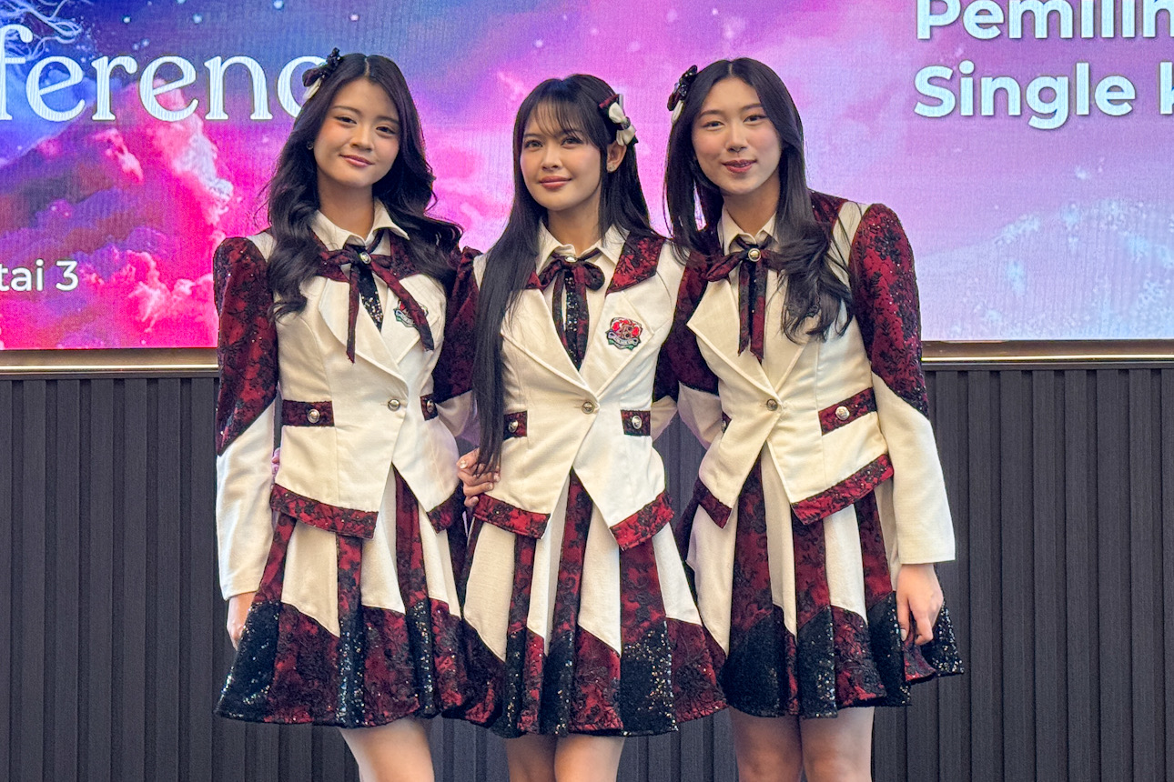 Dari kiri: Christy JKT48, Feni JKT48, dan Jessi JKT48. Mereka menjadi top 3 Senbatsu Sousenkyo single Sukinanda. (Dhimas Ginanjar/JawaPos.com) - Image