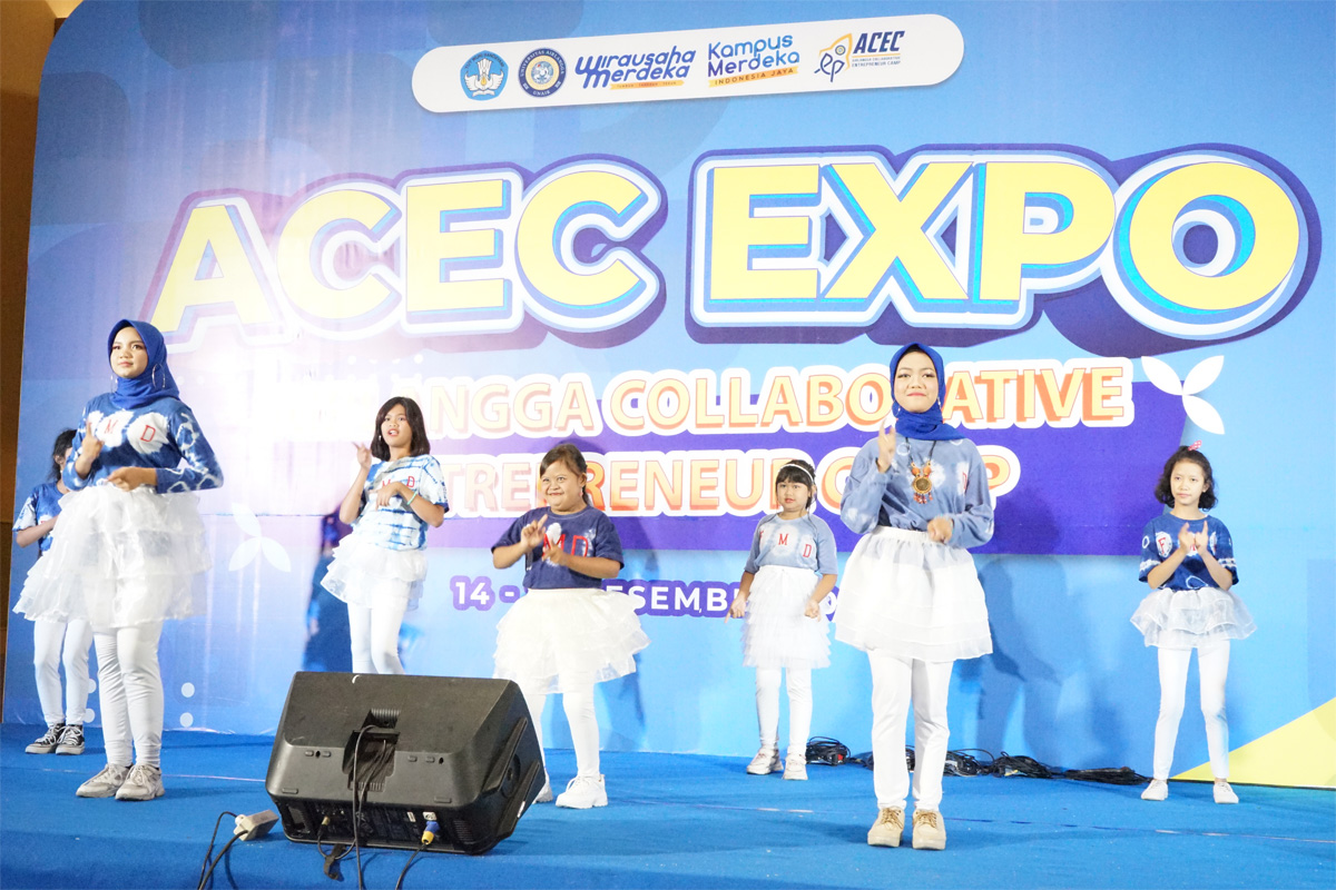 Hari Disabilitas Nasional yang jatuh pada bulan Desember diperingati dalam Airlangga Collaborative Entrepreneur Camp (ACEC) Expo di Convention Hall Galaxy Mall Surabaya, Minggu (15/12). (Foto: Nadia) - Image
