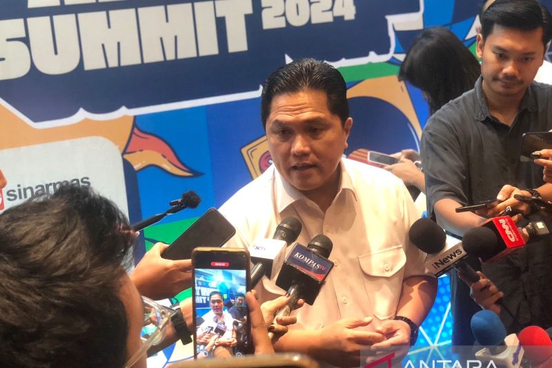Ketua Umum Persatuan Sepak Bola Seluruh Indonesia (PSSI) Erick Thohir ketika ditemui awak media setelah acara PSSI Partner Summit 2024 di Hotel Park Hyatt, Jakarta, Senin (16/12/2024). (ANTARA) - Image