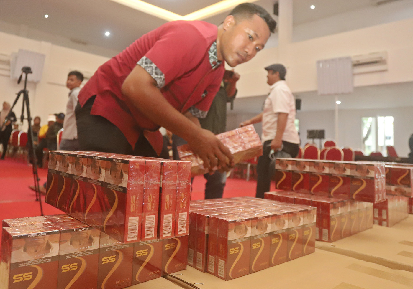 Barang bukti rokok ilegal tanpa dilengkapi pita cukai berhasil diamankan Polrestabes Surabaya dengan barang bukti sebanyak 145 Koli atau senilai 1,5 miliar, Senin (16/12/2024). (Ahmad Khusaini / Jawa Pos) - Image