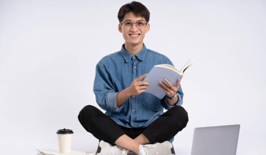 Ilustrasi orang sedang belajar. (Freepik) - Image