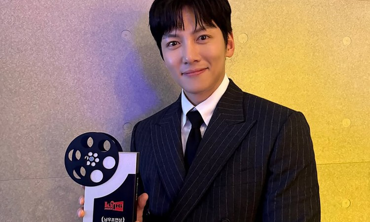 Potret Ji Chang Wook saat memenangkan penghargaan Asosiasi Produser Film Korea Selatan ke-11 sebagai aktor pendukung terbaik. (Instagram @jichangwook_archive) - Image