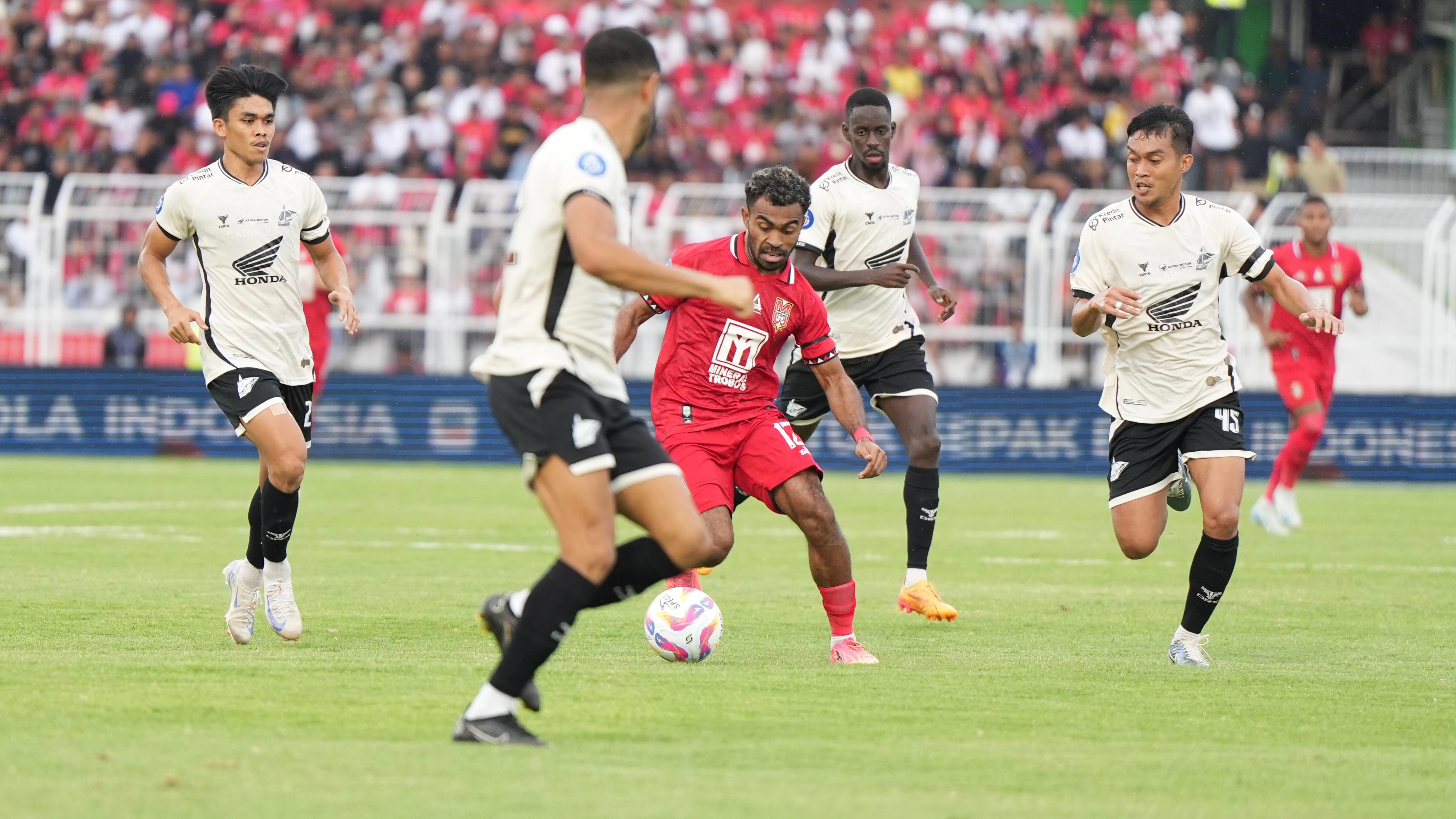 Pertandingan Malut United vs PSM Makassar di Stadion Kie Raha, Ternate, Selasa (17/12) berlangsung sengit dan jual-beli perubahan strategi di pertandingan. (Media Malut) - Image