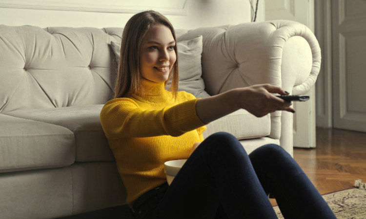 Ilustrasi: Wanita sedang menonton tv. (Pexels) - Image