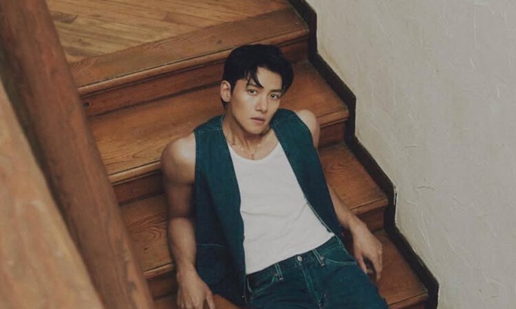 Potret Ji Chang Wook dalam pemotretan majalah Esquire. (Instagram @jichangwook) - Image