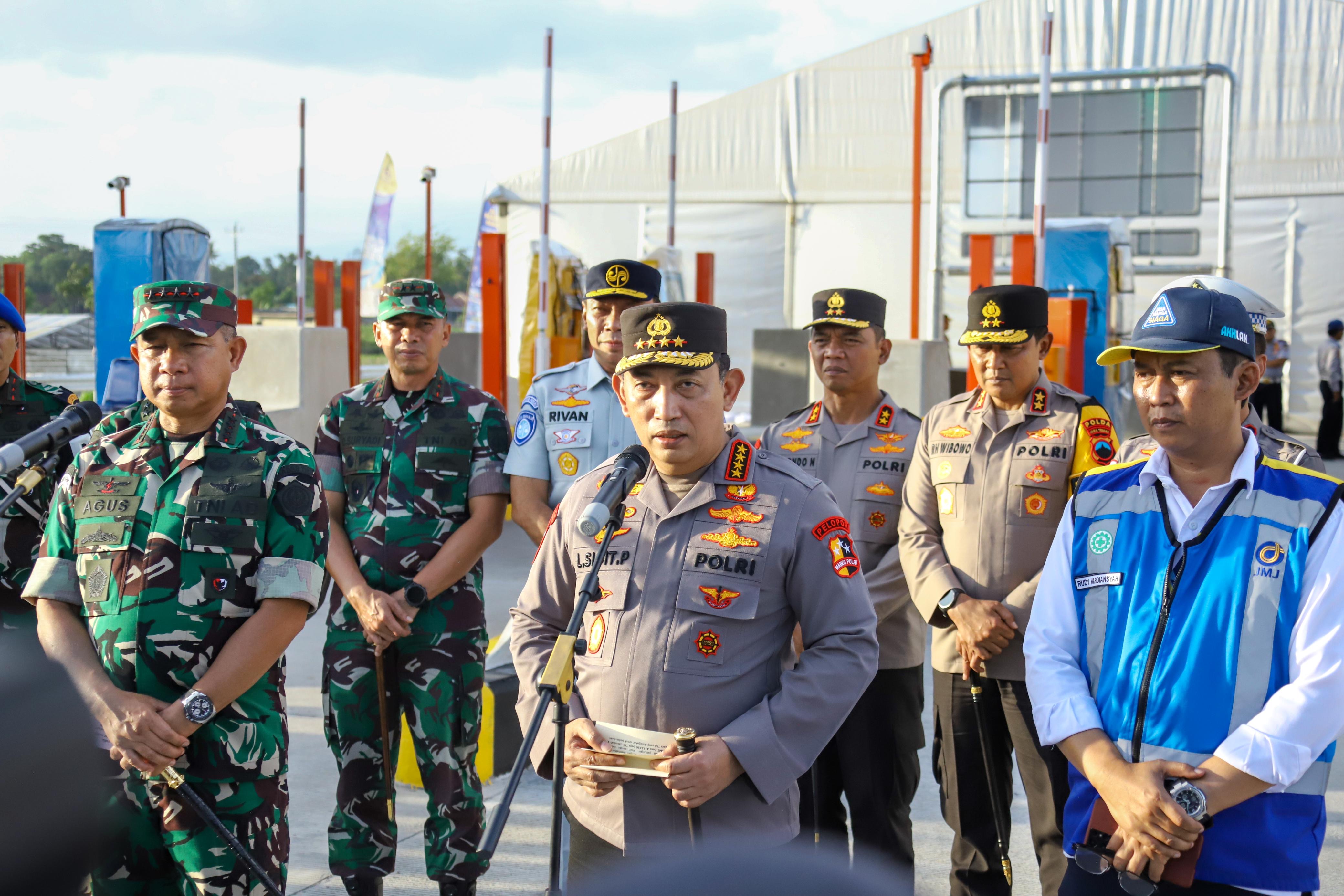 Kapolri Jenderal Listyo Sigit Prabowo dan Panglima TNI Jenderal Agus Subiyanto saat mengecek lalu lintas di pintu tol Prambanan. (Mabes Polri) - Image