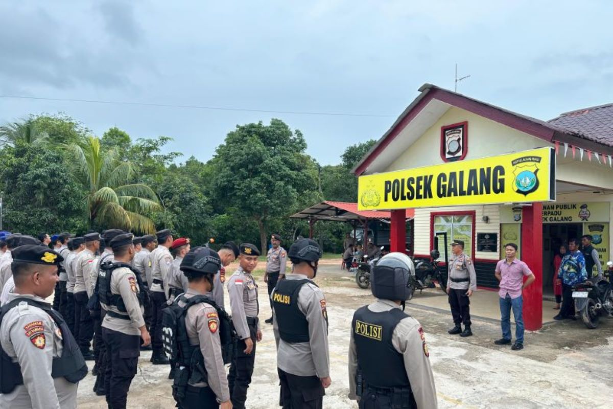 Personel Dalmas Polresta Barelang melaksanakan apel kesiapan di Mapolsek Galang, Kota Batam, Kepulauan Riau. (Humas Polresta Barelang/Antara) - Image