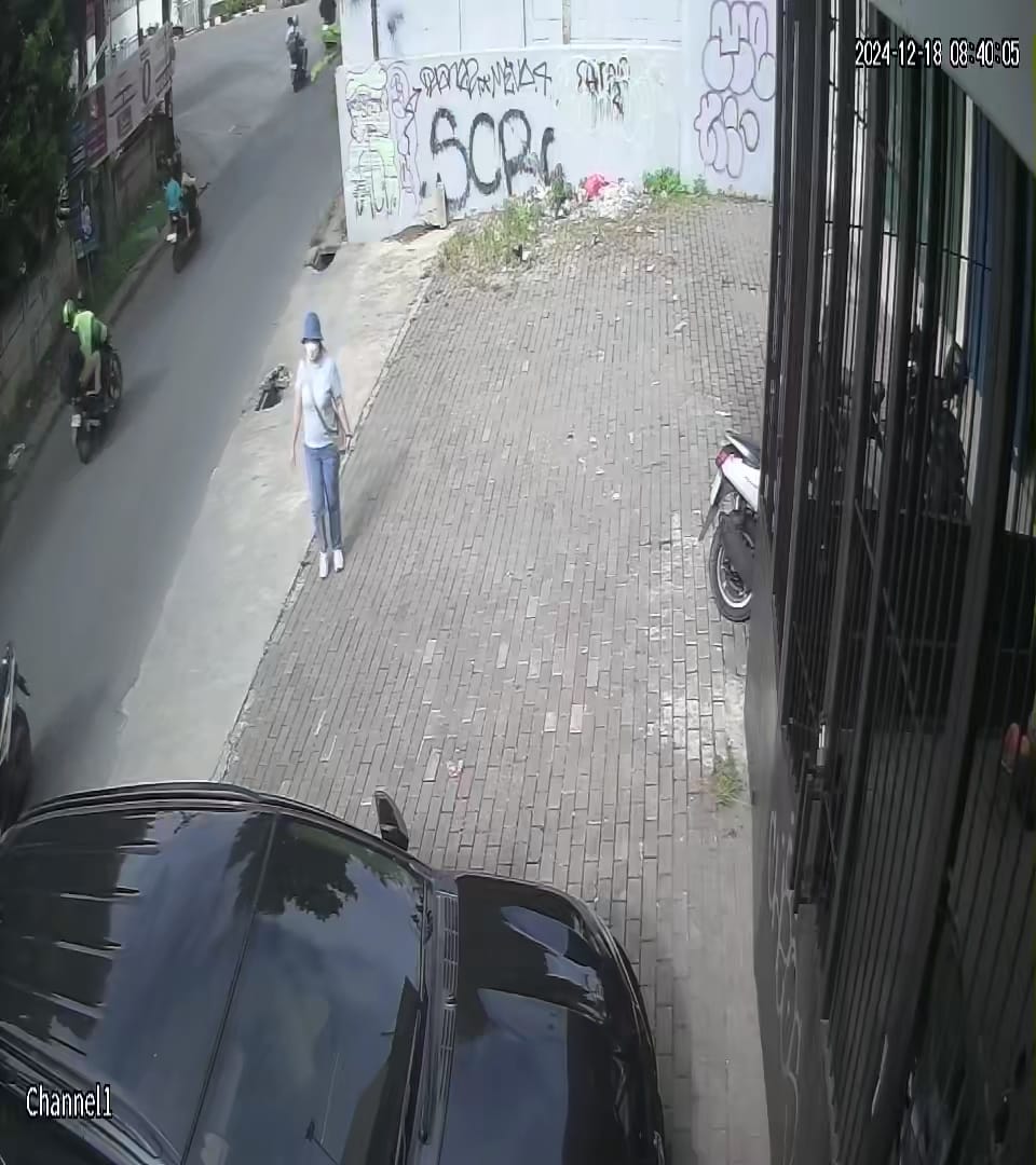 Rekaman CCTV terduga pelaku hipnotis di Depok. (Istimewa). - Image