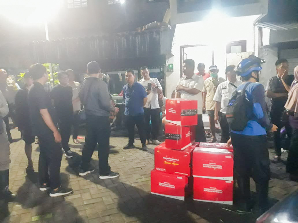 Pemerintah kota Surabaya salurkan bantuan untuk penghuni gedung setan. (BPBD Kota Surabaya) - Image