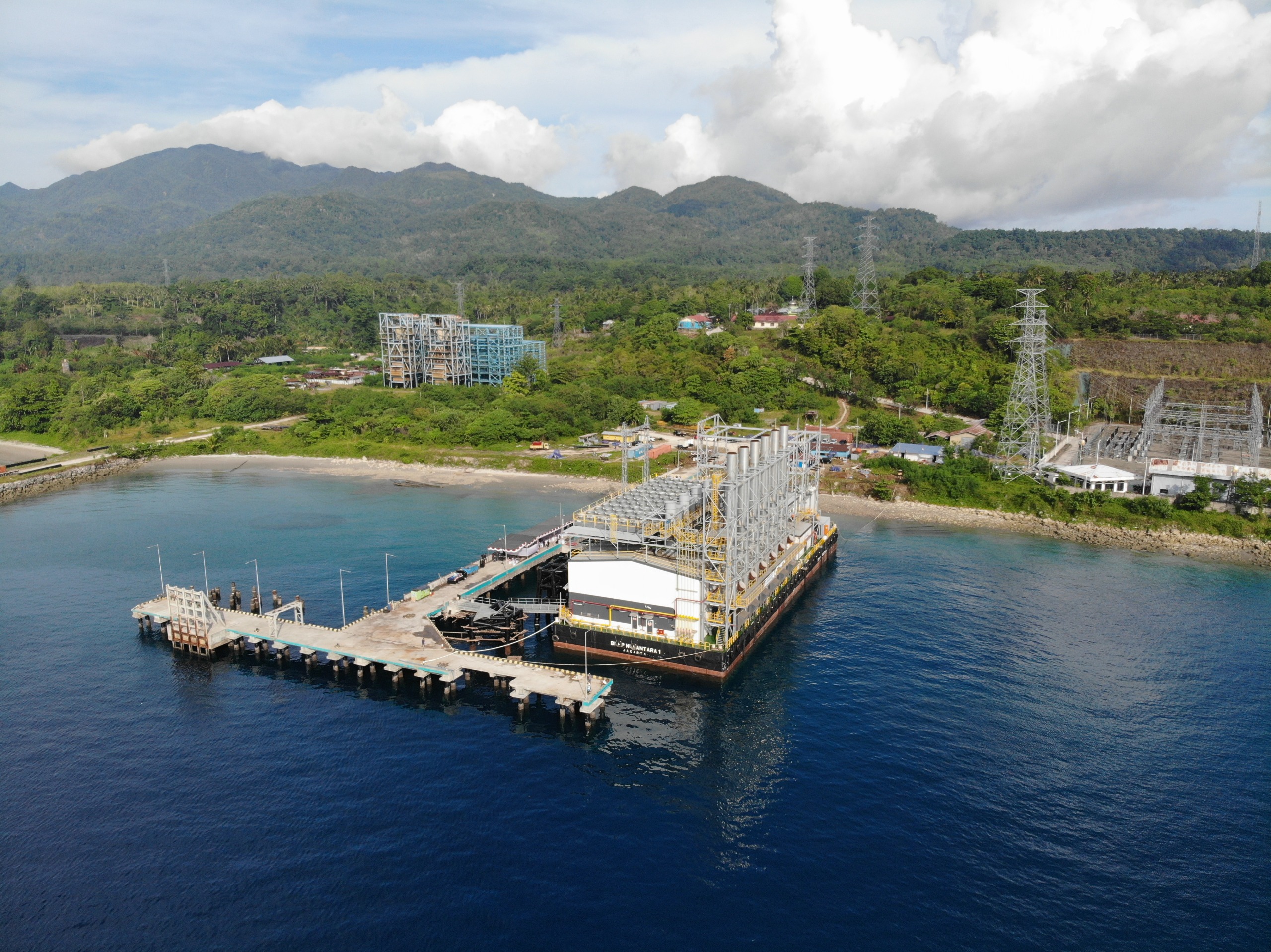 BMPP Nusantara 1 dengan kapasitas terpasang 60 MW berlokasi di Desa Waai Provinsi Maluku yang memasok listrik ke sistem Ambon. (PLN IP) - Image
