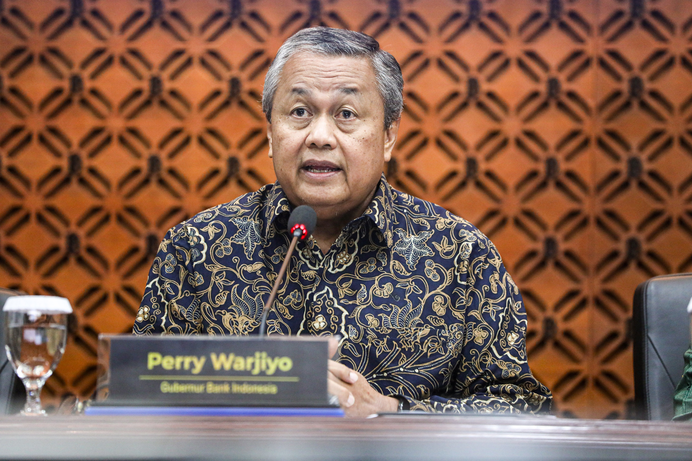 Gubernur Bank Indonesia Perry Warjiyo memberikan paparan pada konferensi pers hasil Rapat Dewan Gubernur (RDG) di Jakarta, Rabu (18/12/2024). (Salman Toyibi/Jawa Pos) - Image