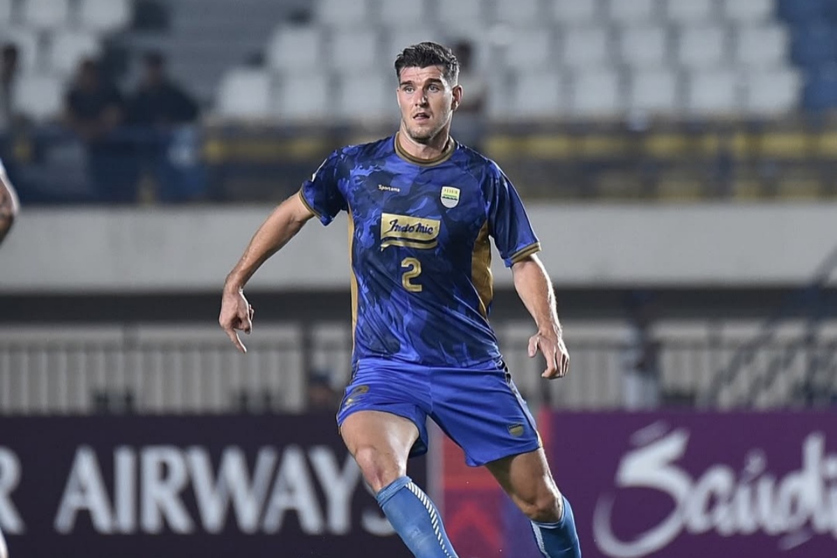 Nick Kuipers keluhkan kondisi lapangan saat Persib kalahkan Barito Putera. (Instagram/@kuipersnick) - Image