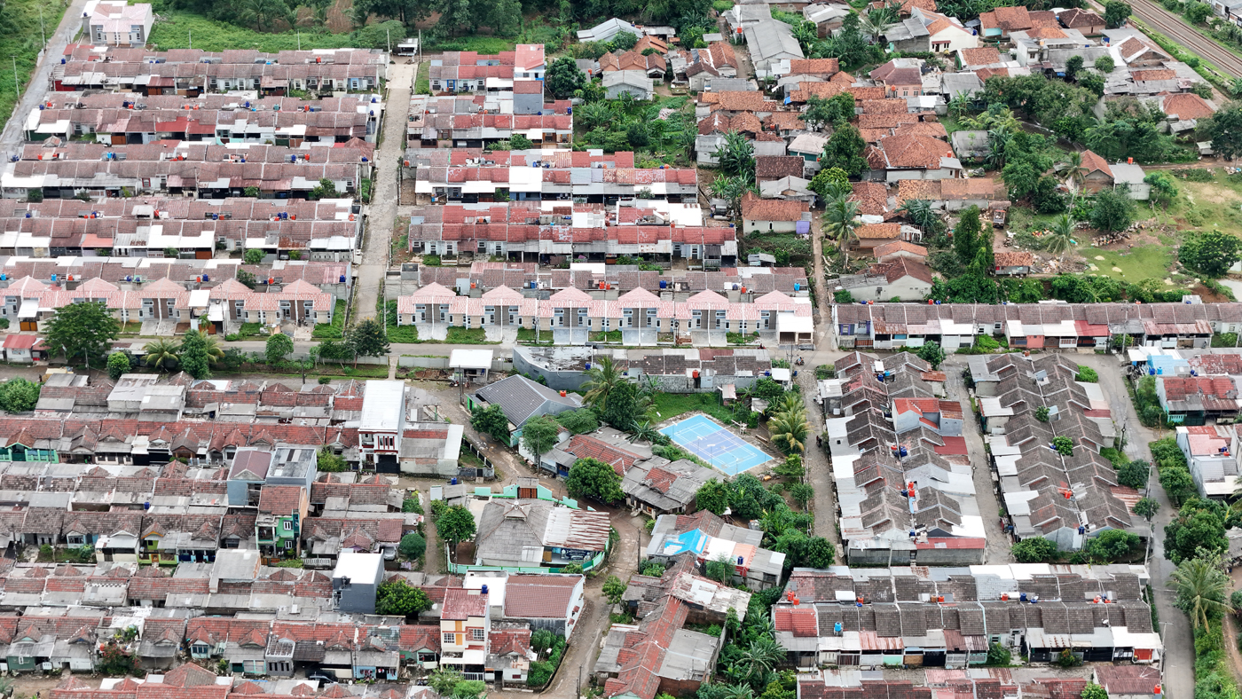 Foto udara kawasan perumahan subsidi di Parung Panjang, Kabupaten Bogor, Jawa Barat, Kamis (19/12/2024). (Dery Ridwansah/ JawaPos.com) - Image