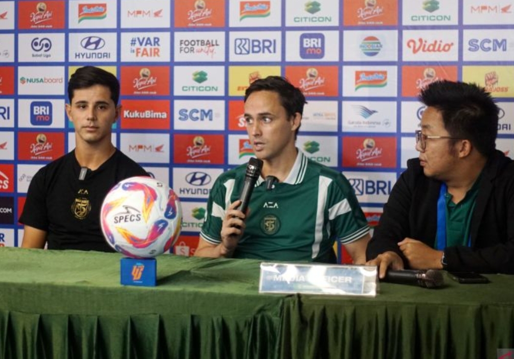 Pelatih Persebaya Surabaya Paul Munster (tengah) bersama pemainnya Bruno Moreira (kiri) saat konferensi pers di Surabaya, Kamis (19/12/2024). (ANTARA/Naufal) - Image