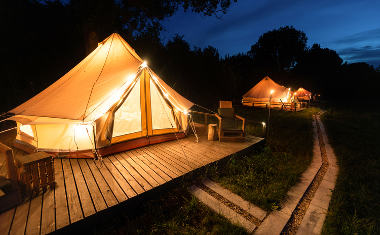 Ilustrasi glamping di Indonesia./Freepik. - Image