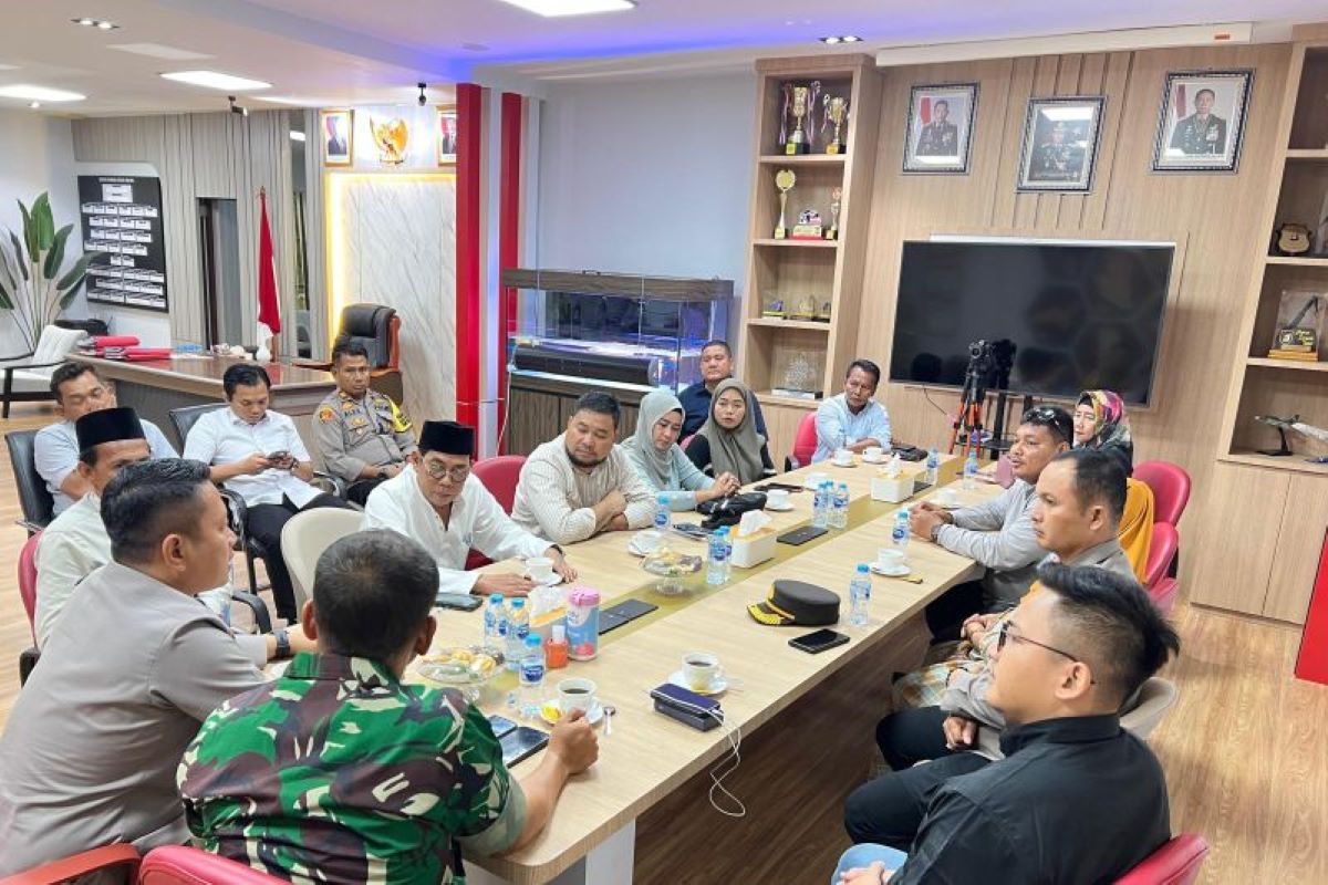 Polresta Barelang memfasilitasi dialog antara tokoh masyarakat Rempang dan PT MEG cegah kericuhan lanjutan. (Kapolresta Barelang/Antara) - Image