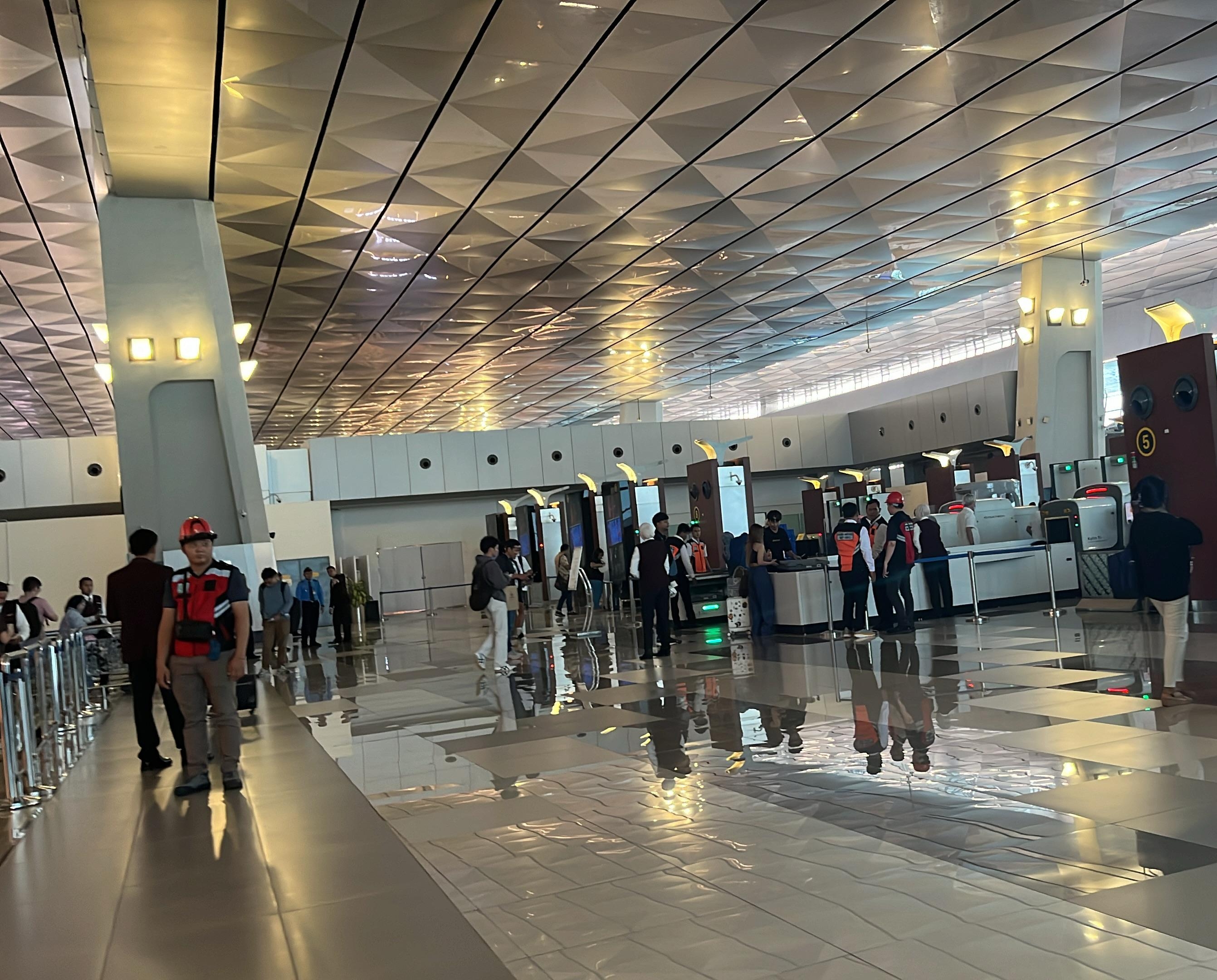 Teknologi baru security check point bernama Automated Tray Returned Syatem (ATRS) untuk melayani penumpang pesawat selama libur Natal dan Tahun Baru atau Nataru di Bandara Soetta, Jumat (20/12). - Image