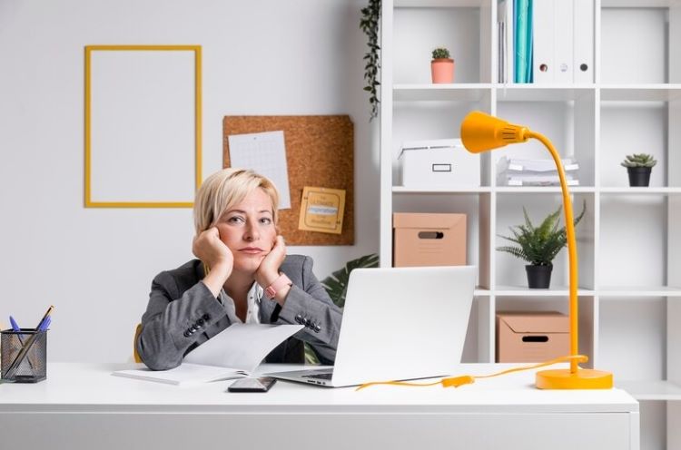 Ilustrasi- Orang yang terjebak kesepian. (freepik) - Image