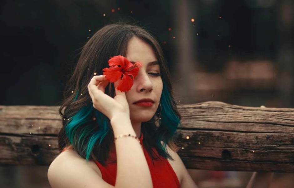 Ilustrasi orang yang semakin cantik seiring bertambahnya usia. (Pexels) - Image