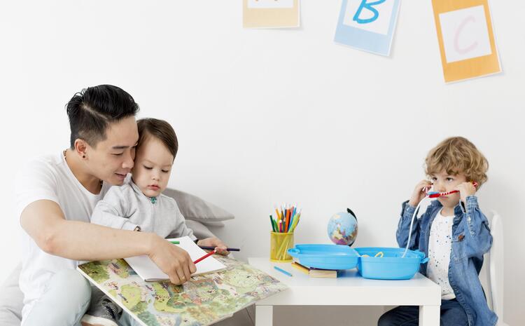 Ilustrasi orang tua dan anak kecil.(freepik.com/freepik) - Image