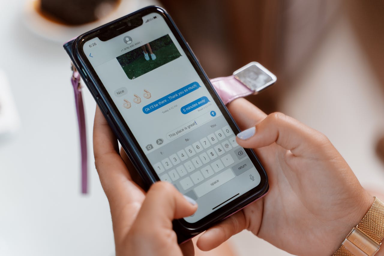 Membalas pesan teks. (pexels.com) - Image