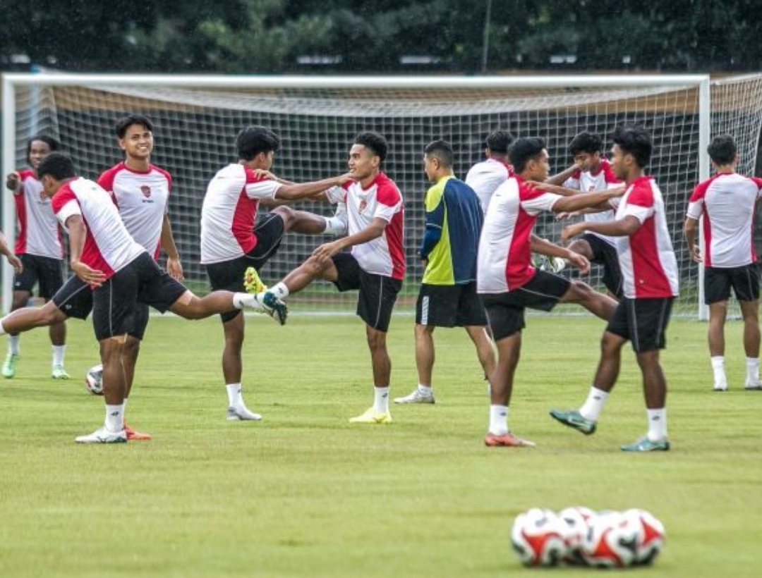 Skuad tmnas Indonesia mengikuti latihan jelang pertandingan Asean Cup 2024 di Stadion Sriwedari, Solo, Jawa Tengah, Jumat (20/12/2024). (ANTARA/Mohammad Ayudha) - Image