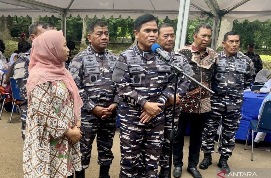 (KSAL) Laksamana TNI Muhammad Ali jumpa pers pada sela-sela kegiatan uji coba makan bergizi gratis di Brigif 1 Marinir, Kesatrian Marinir Hartono, Cilandak, Jakarta, Jumat (20/12/2024). - Image