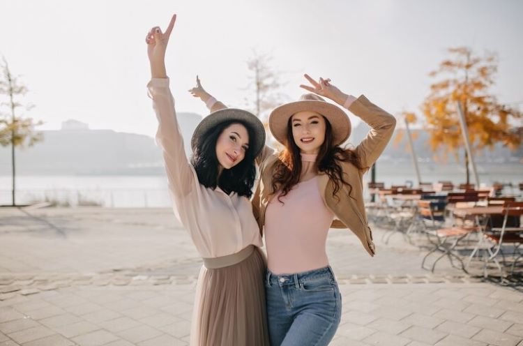 Ilustrasi- Perempuan yang makin cantik dan percaya diri sembari menua (lookstudio-freepik) - Image