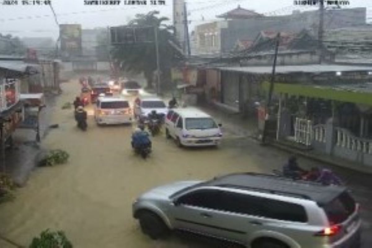 Ilustrasi banjir di Kota Surabaya. (Alfian Rizal/Jawa Pos) - Image