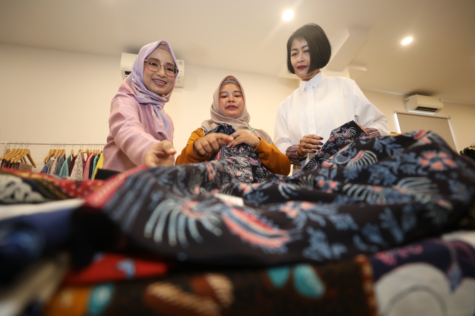 Direktur BTPN Syariah Dewi Nuzulianti (paling kanan) bersama Nasabah pembiayaan Sri Agustina (paling kiri) dan nasabah pendanaan Dhanny Dahlan (tengah). (BTPN Syariah) - Image