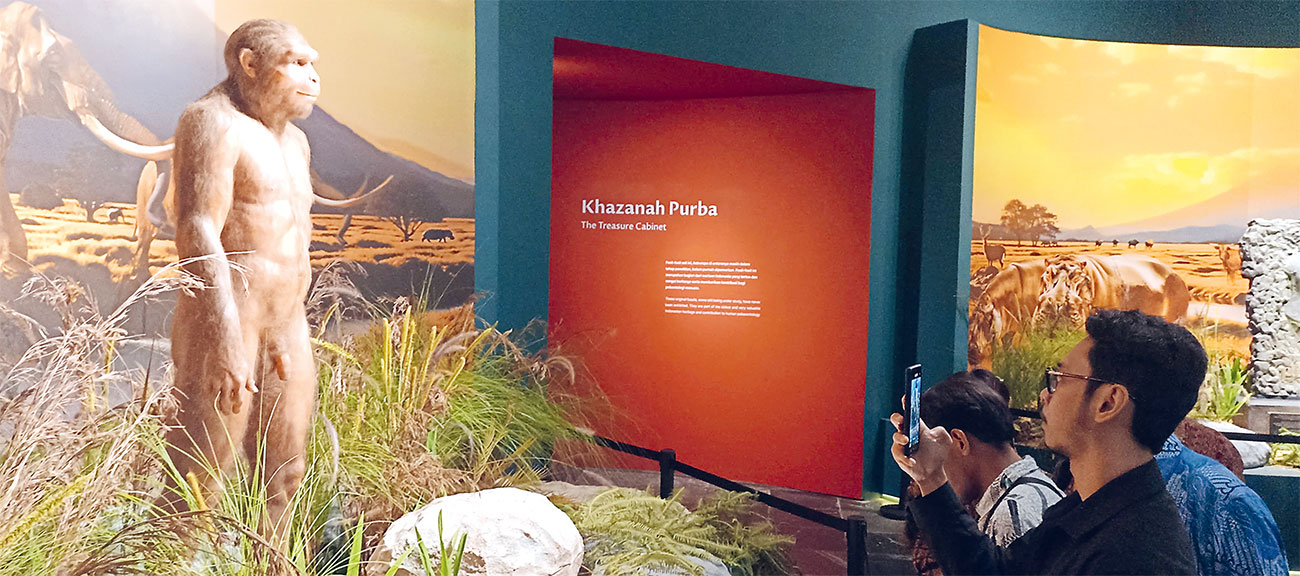 BUKAN REPLIKA: Pengunjung menyaksikan koleksi pameran purbakala di Museum Nasional Indonesia kemarin (22/12). (HILMI SETIAWAN/JAWA POS) - Image