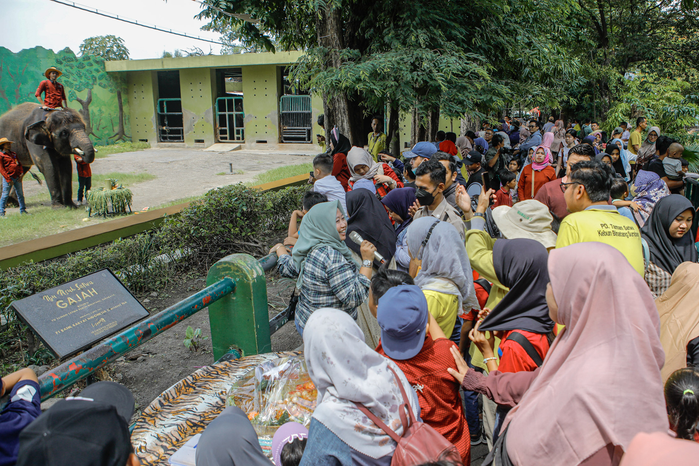 Suasana kepadatan pengunjung Kebun Binatang Surabaya (KBS) saat libur sekolah dan akhir pekan yang diprediksi hingga awal tahun 2025 mendatang, kemarin, Sabtu (21/12/2024). Dipta Wahyu/Jawa Pos 