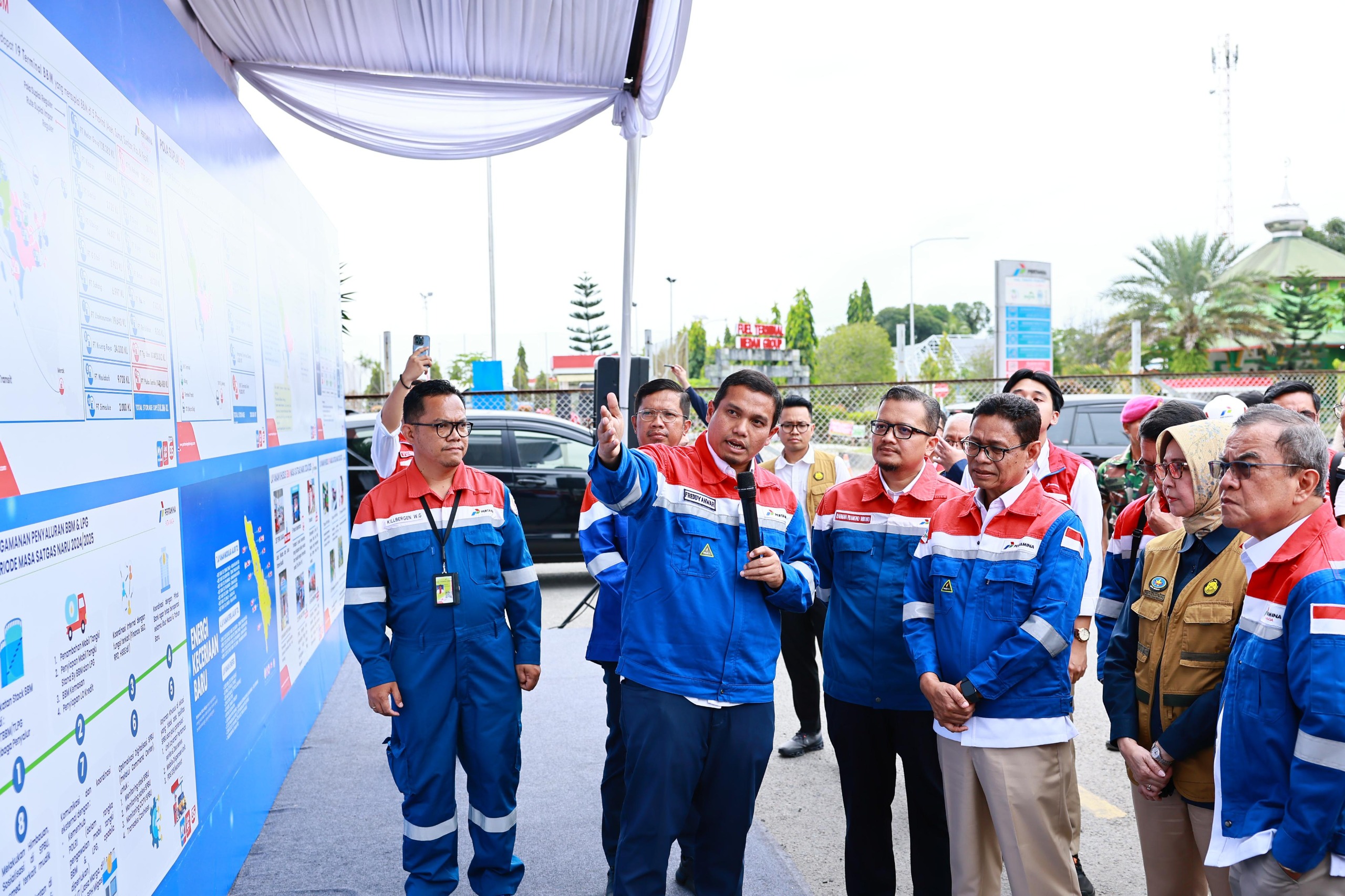 Wamen ESDM Yuliot meninjau Fuel Terminal Medan Group di Pekan Labuhan, Medan, Sumatera, Senin (23/12/2024). (Tim Komunikasi Pertamina) - Image