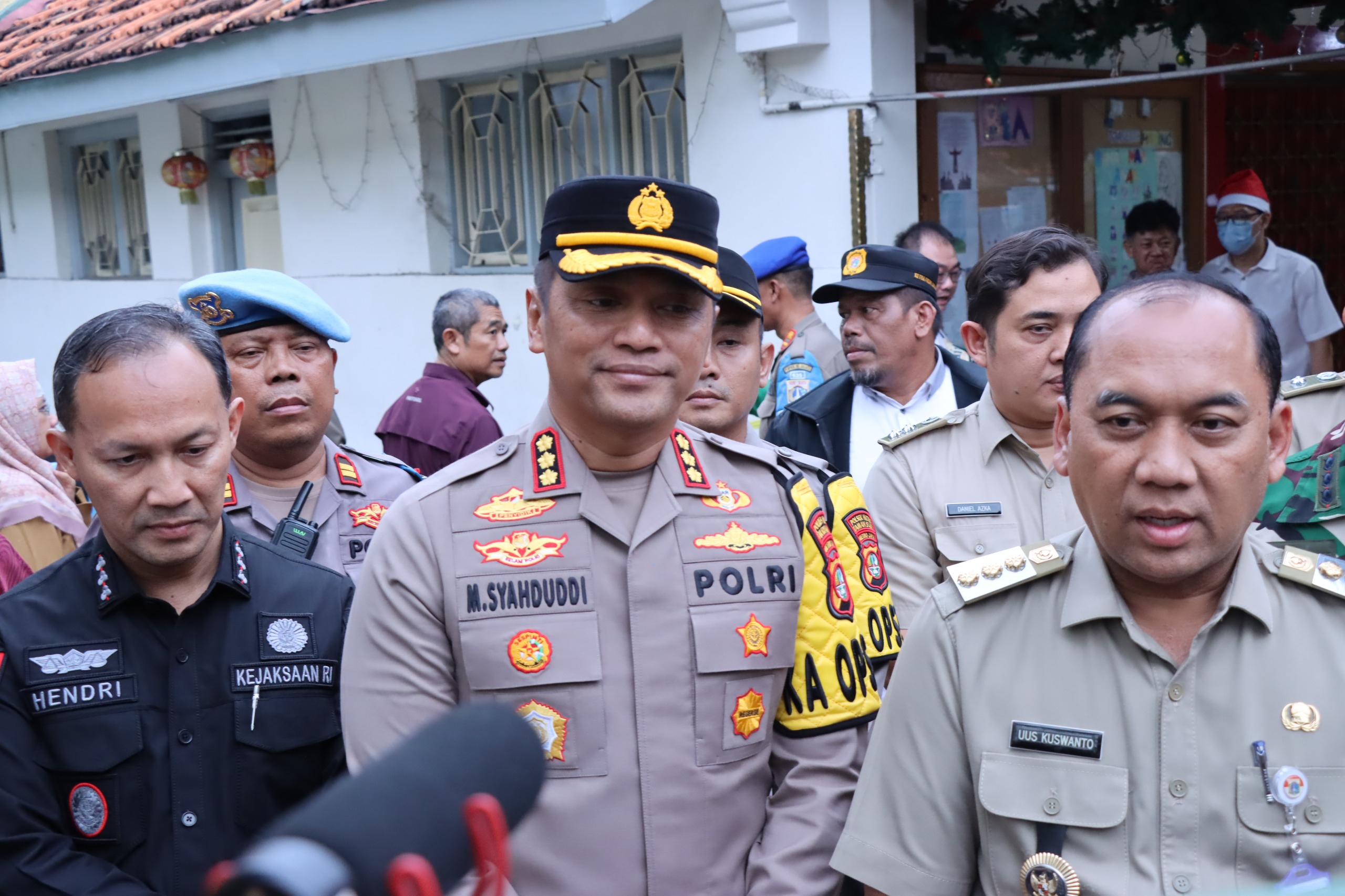 Kapolres Metro Jakarta Barat Kombes Pol M Syahduddi memantau pelaksanaan misa Natal di Gereja Maria De Fatima, Tamansari, Selasa (24/12). (Dok Polres Metro Jakarta Barat) - Image