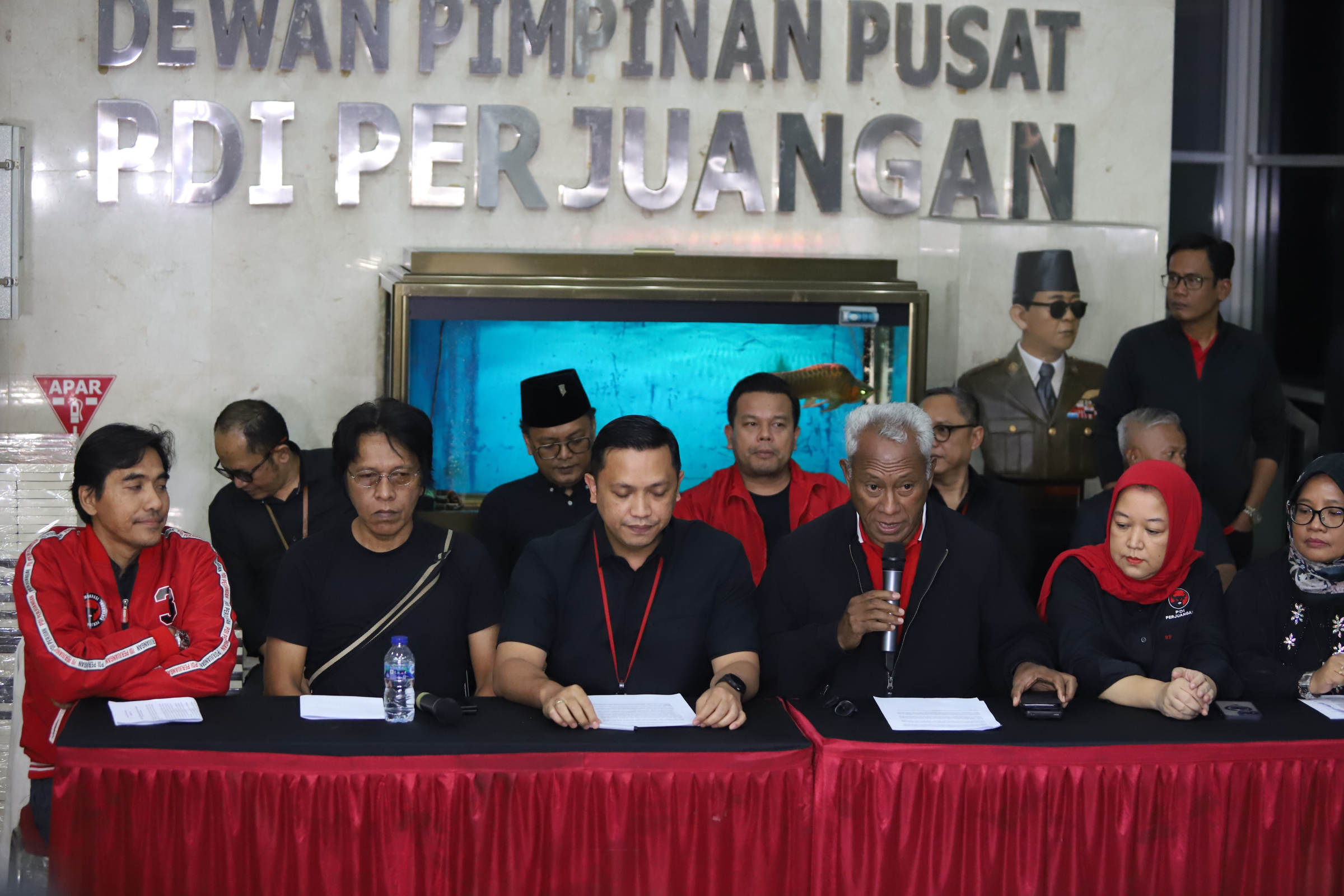 Jajaran petinggi PDIP sampaikan tanggapan terkait penetapan tersangka pada Sekjen PDIP Hasto Kristiyanto. (Dery Ridwansah/JawaPos.com) - Image