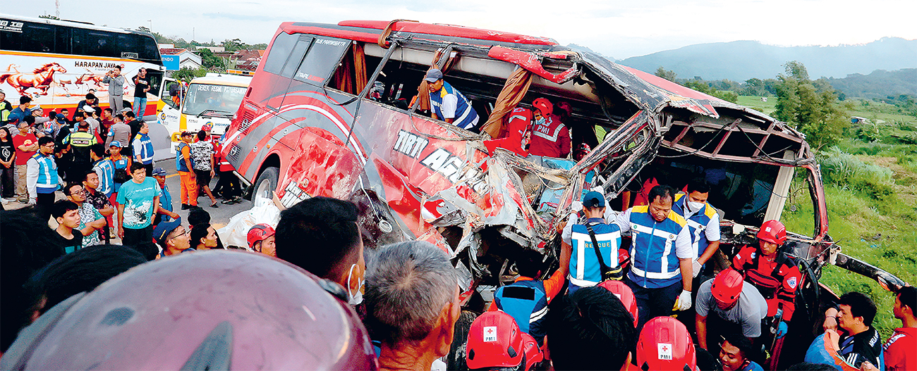 EVAKUASI KORBAN: Bus rombongan siswa SMP IT Darul Qur - Image