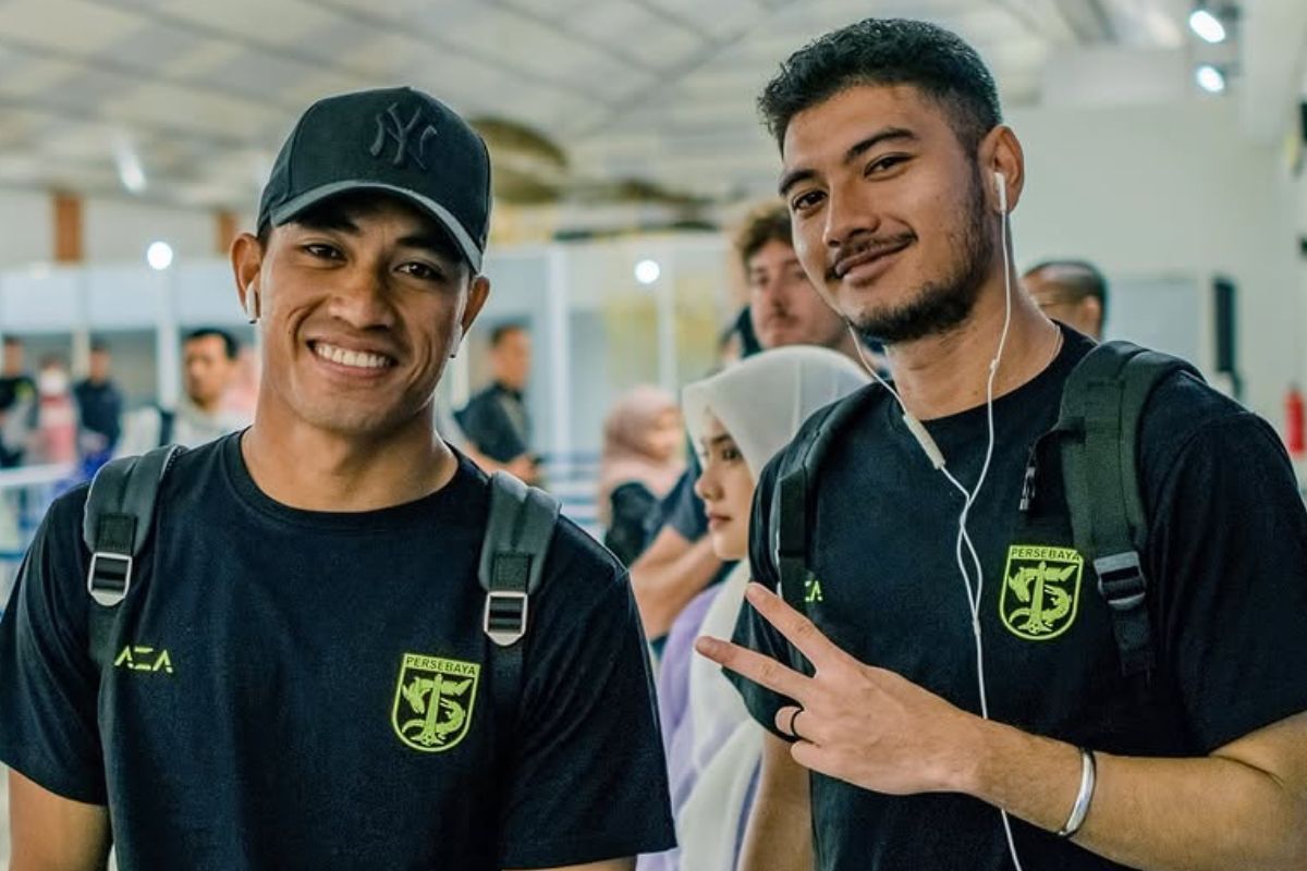 Randy May (kanan) jadi salah satu pemain potensial di lini belakang Persebaya Surabaya yang butuh lebih banyak jam terbang. (Media Persebaya)